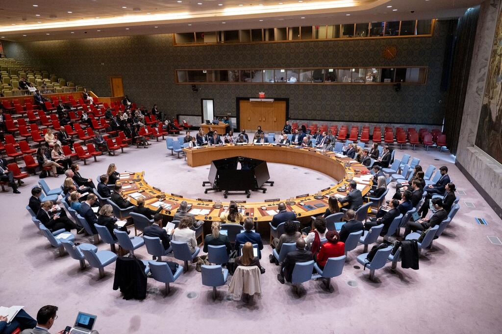 联合国安理会关于武装冲突中保护平民问题的会议全景。